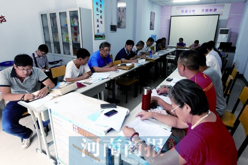 消費者代表和旁聽人員走進社區，聽取市民關于鄭州地鐵的意見和建議
