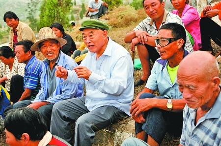 在唐莊，當(dāng)?shù)厝罕娒看我?jiàn)到吳金印總有說(shuō)不完的知心話(huà)。記者 史長(zhǎng)來(lái) 攝