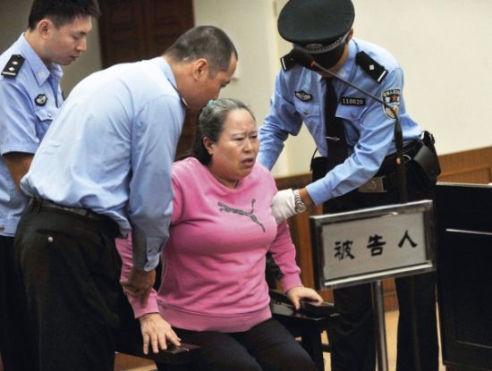 9月24日，在公訴人宣讀起訴書時，丁書苗因身體不停顫抖一度站立不穩(wěn)，被法警扶住