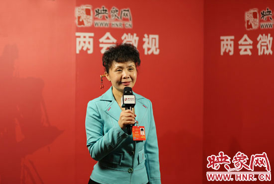 在映象網(wǎng)全國(guó)兩會(huì)北京演播室，全國(guó)人大代表、河南理工大學(xué)音樂(lè)學(xué)院副院長(zhǎng)游吟歌做客《兩會(huì)微視》訪(fǎng)談.