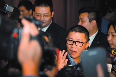 3月10日23時許，與馬航失聯(lián)航班部分乘客家屬乘坐同一航班的乘客在北京首都機場辦理值機手續(xù)。新華社