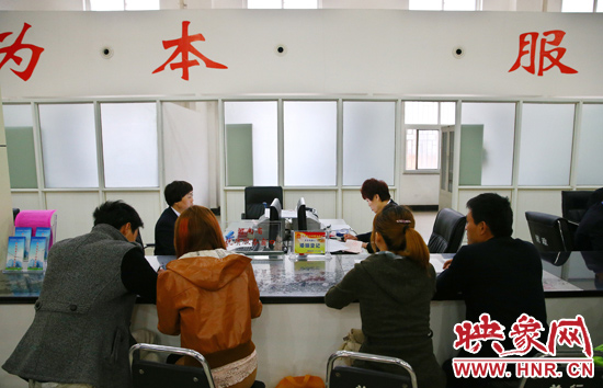 在陽光大廈一樓大廳內(nèi)，分布著人社局、民政局等與群眾利益相關的民生服務窗口。