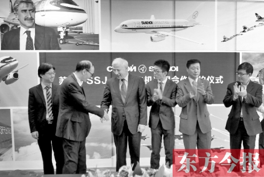 　昨日，“蘇霍伊SSJ-100飛機項目”合作簽約儀式在鄭州舉行