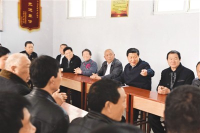 3月17日，習近平在河南省蘭考縣東壩頭鄉張莊村村委會與干部群眾座談，聽取意見和建議。