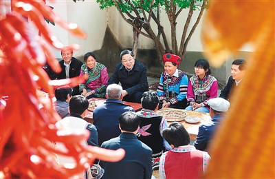 3月24日，俞正聲在云南省武定縣插甸鄉彝族小院農戶家中進行座談交流，聽取基層黨員群眾意見建議。