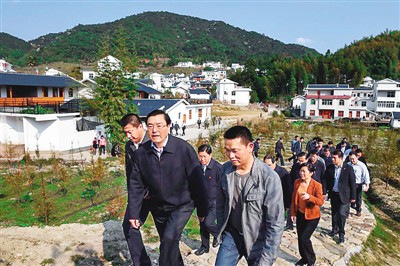 3月25日，張德江在福建省上杭縣古田鎮吳地村看望群眾。