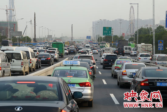 5月1日零時至3日24時，全省高速公路安全平穩運行，累計車流量440.53萬輛。