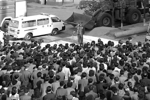 　17日，一名朝鮮高官在事故現(xiàn)場(chǎng)向市民致歉。