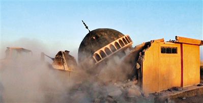 ISIS武裝人員駕駛推土機推倒一座清真寺的墻體。