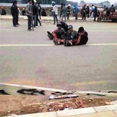 14日，沖突現場，幾名頭戴鋼盔的人被捆綁著。圖/東方IC