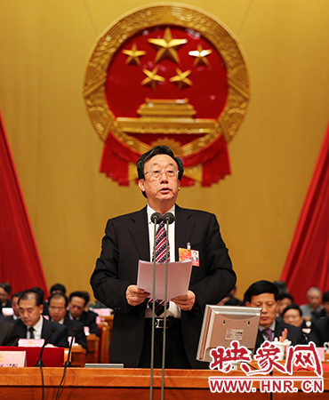 在表決通過各項決議后，省委書記、省人大常委會主任郭庚茂作出講話