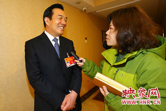 全國人大代表、省人大常委會委員、鄭州市人大常委會主任、黨組書記白紅戰接受采訪。