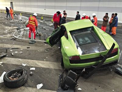 大屯路隧道內，事故現場百余米長的隔離欄被撞倒，事故一側全是隔離欄以及車身的碎片。新京報記者 浦峰 攝