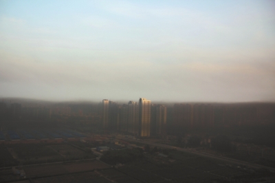 鄭州遇“平流霧”，上空晴朗，城市被黑霧籠罩