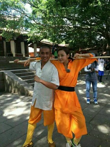 這些參加節(jié)目的女星當(dāng)中既有歌手，又有演員，都是時尚年輕且受歡迎的女星。