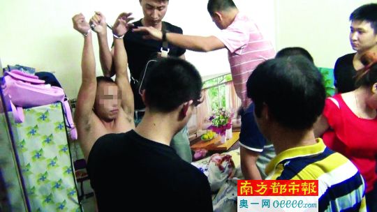 警方破門抓捕時，販毒嫌疑人未某洪正躺在床上吸毒、嫖娼。
