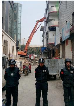 根據(jù)《太原市和小 店區(qū)平陽路街道親賢城中村改造拆遷安置補(bǔ)償方案》，結(jié)合親賢實(shí)際，親賢社區(qū)補(bǔ)償安置采取“商業(yè)用房安置+小戶型公寓住宅安置+貨幣補(bǔ)償”的方式，其中每分 （0.1 畝）置換商業(yè)用房50平方米+小戶型公寓住宅80平方米+貨幣補(bǔ)償20萬元人民幣。（拍攝：2015年9月17日）