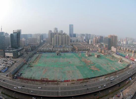 2016年4月，經(jīng)過持續(xù)攻堅(jiān)，親賢社區(qū)西北片區(qū)的拆遷工作基本告一段落，但在鋪設(shè)了防塵綠網(wǎng)的空地中，至今仍有3戶居民選擇了“堅(jiān)守”。(拍攝：2016年4月4日)