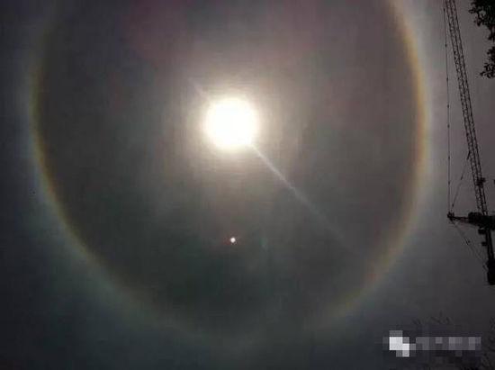 上?，F(xiàn)UFO 專家稱光圈是日暈亮點(diǎn)或是飛行器(圖)
