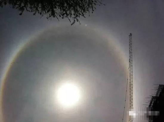 上?，F(xiàn)UFO 專家稱光圈是日暈亮點(diǎn)或是飛行器(圖)