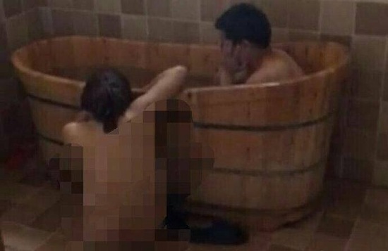 視頻顯示，一男一女赤身裸體地在浴盆中洗澡。