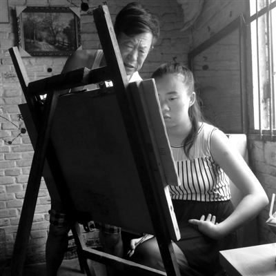 　女兒畫(huà)畫(huà)，父親在一旁指導(dǎo)