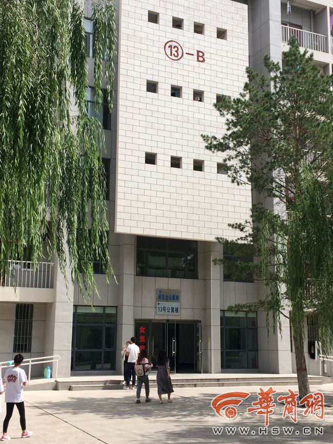 8月30日，榆林學院有學生發微博對女生宿舍樓住進男生提出質疑。9月3日，學校宣傳部門回應，女生宿舍樓里確實住著3名男研究生，但該樓的格局是套間，跟單元房一樣是獨立的，大學應有包容的精神。