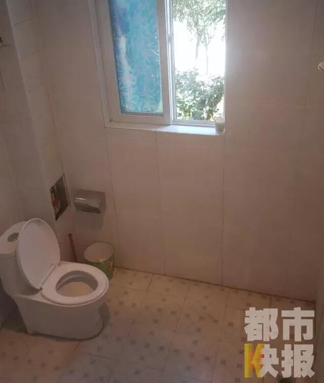 西安市戶縣草堂鎮(zhèn)的李家?guī)r村，有多戶人家經(jīng)營(yíng)著農(nóng)家樂(lè)，但昨晚發(fā)生的這件事情打破了這里的寧?kù)o。村民：“縣上的、鎮(zhèn)上的警察，還有村干部好多人在那兒，說(shuō)是女的在衛(wèi)生間生產(chǎn)，把娃從窗子扔下來(lái)?！鞭r(nóng)家樂(lè)員工：“(聽(tīng)說(shuō))直接從二樓扔下來(lái)了，呀，太殘忍了。”昨晚的事，很多人今早才聽(tīng)說(shuō)，震驚之余更感到惋惜。記者今天在高冠西五巷口找到了大家所說(shuō)的農(nóng)家樂(lè)，一夜過(guò)去了，作為和那名女顧客有過(guò)交集的老板娘，心情仍然很沉重。