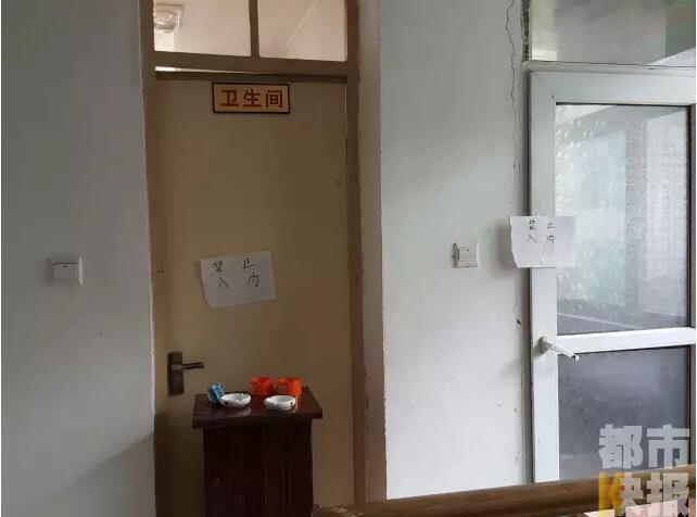 當(dāng)馮女士走出大門，繞到院子的側(cè)面時(shí)，衛(wèi)生間窗戶下方草叢中的一幕，讓她驚出了一身冷汗。農(nóng)家樂(lè)老板娘馮女士：“就是孩子，旁邊帶著胎盤?！弊蛲硎稽c(diǎn)半事發(fā)后，馮女士報(bào)了警，很不幸，男嬰已經(jīng)死亡。涉及的兩個(gè)房間，暫時(shí)被封鎖，里面已經(jīng)清理干凈。隨后記者也從轄區(qū)草堂派出所了解到，這兩男一女三人是朋友關(guān)系，女子的年齡大概是二十二三歲。該女子事發(fā)后被送往醫(yī)院，同行的兩名男子當(dāng)時(shí)被警方帶去派出所接受了筆錄調(diào)查后，已經(jīng)離開(kāi)了派出所。