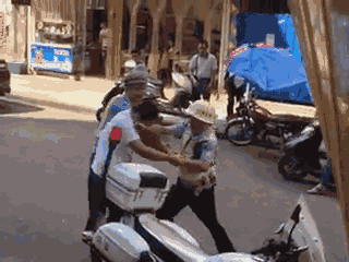 嫌疑男子涉嫌無證駕駛摩托車，且車輛違規加裝遮陽傘并在行駛時不戴安全頭盔，辱罵毆打執法交警。 本文圖片均來自 廣西梧州在線警務