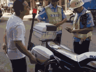 廣西梧州一男子騎車違法加裝遮陽傘，辱罵腳踹執法交警被拘