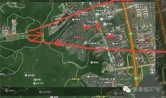 射擊場子彈射出方向（紅箭頭）有多個居民小區 。 圖片來源：交匯點新聞