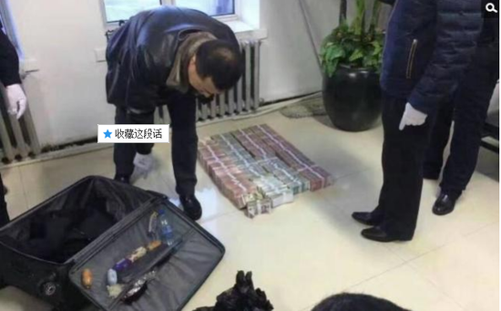 京華時報訊昨天凌晨1點左右，黑龍江省密山市一銀行金庫發生搶劫案。一名身穿迷彩服男子準備劫取現金時被發現，致一名金庫值守人員死亡，隨后棄款而逃。目前，該男子尚未歸案，案件正在全力偵辦中。