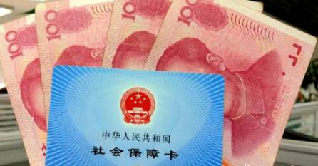 從今年1月1日開始，原有的失業(yè)保險(xiǎn)費(fèi)率是1.5%的有22個(gè)省份，包括新疆生產(chǎn)建設(shè)兵團(tuán)，可以在確保失業(yè)保險(xiǎn)金按時(shí)足額發(fā)放、穩(wěn)崗補(bǔ)貼順利實(shí)施的基礎(chǔ)上，可以降低0.5個(gè)百分點(diǎn)。個(gè)人的費(fèi)率不超過(guò)單位的費(fèi)率。