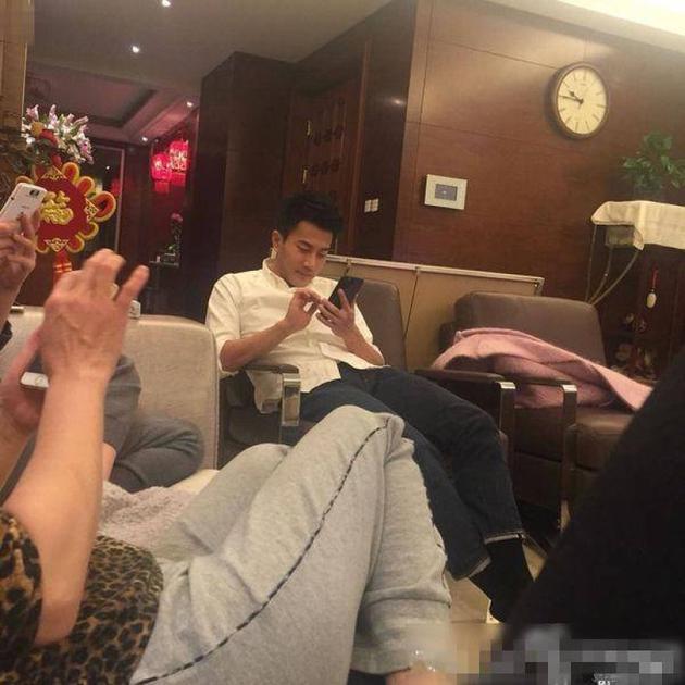 港媒曝出了一張劉愷威現(xiàn)身楊冪爸爸豪宅中玩手機的照片