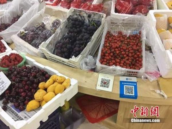 某水果攤，收款二維碼貼在顯眼位置。中新網(wǎng) 吳濤 攝