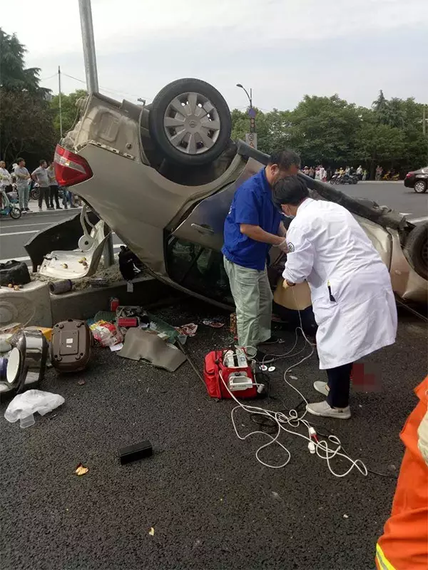 不值！小車四腳朝天司機身亡 死者只為偷幾罐奶粉