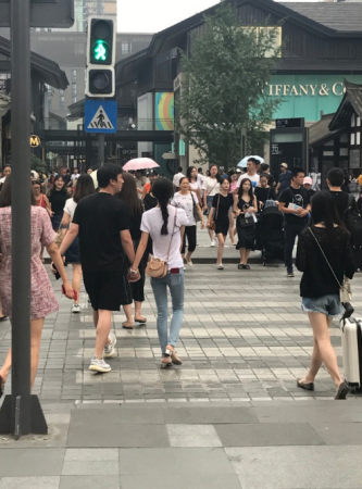 王思聰攜陌生女逛街 豆得兒社交賬號封閉 王思聰攜陌生女逛街 豆得兒社交賬號封閉