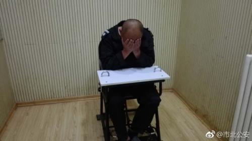  打人男子。圖片來源：青島市公安局市北分局官方微博