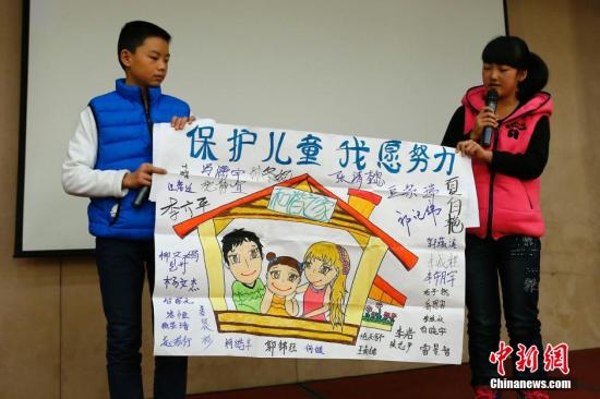 12月4日,由全國婦聯(lián)和聯(lián)合國兒童基金會在北京共同舉辦了“共同行動——停止對兒童暴力,促進(jìn)兒童保護(hù)”的主題宣傳活動。圖為活動兒童代表以繪畫的形式說出他們的心聲。<a target='_blank' _fcksavedurl='http://www.chinanews.com/'>中新社</a>發(fā) 富田 攝 12月4日,由全國婦聯(lián)和聯(lián)合國兒童基金會在北京共同舉辦了“共同行動——停止對兒童暴力,促進(jìn)兒童保護(hù)”的主題宣傳活動。圖為活動兒童代表以繪畫的形式說出他們的心聲。<a target='_blank' _fcksavedurl='http://www.chinanews.com/'>中新社</a>發(fā) 富田 攝