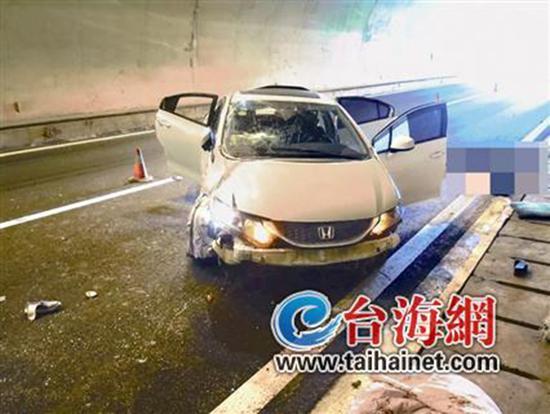 小車在龍巖高速隧道內(nèi)翻車，擋風(fēng)玻璃脫落。 臺海網(wǎng) 圖