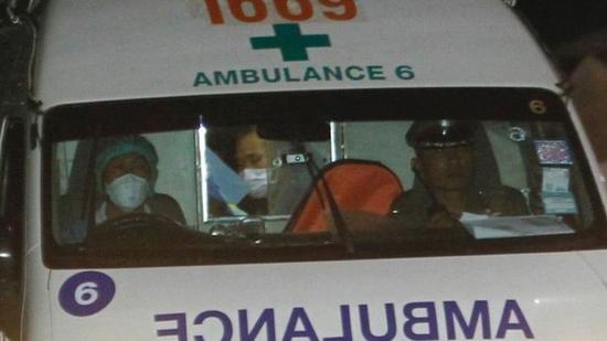 救護車帶著被救少年離開。（圖：EPA）