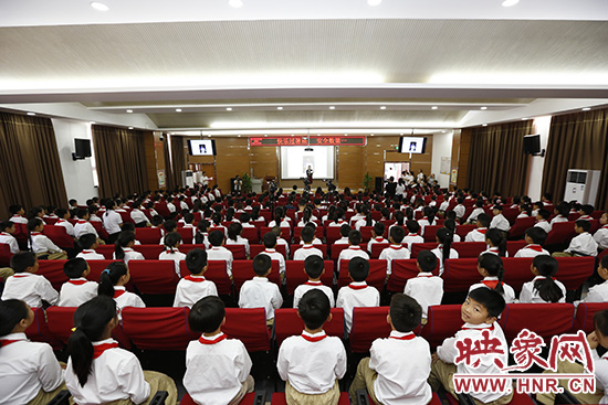 “快樂過暑期，安全數第一”系列活動新聞發布會在河南省鄭州市天明路小學大禮堂舉辦