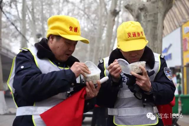 1066小分隊和志愿者來到金水路文化路，給這里執(zhí)勤的交警和協(xié)管送去暖心餃子。