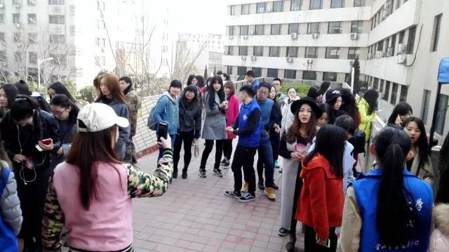 還沒開始時大家已經(jīng)開始有序排隊了，棒棒噠！