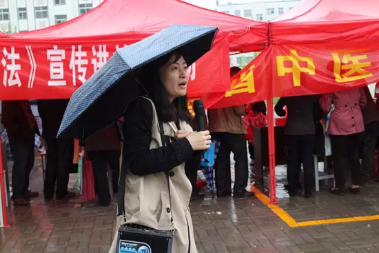 《健康河南》主播柳青也一直在雨中，不畏寒冷，引導(dǎo)大家排隊(duì)掛號(hào)，指路，排憂解難……