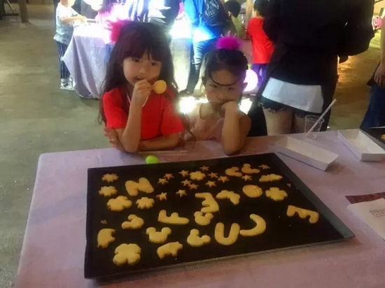 烤制好的餅干，發揮想象力，畫上美麗的圖案