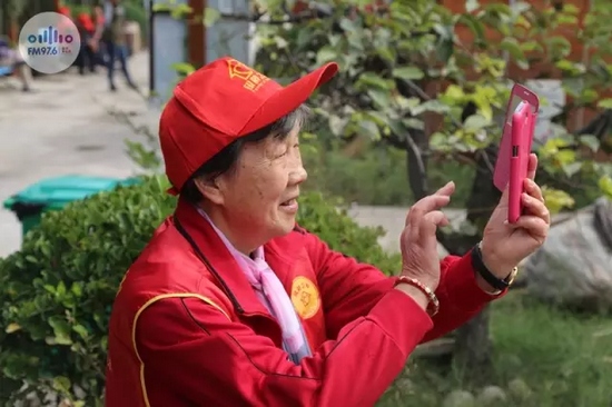 爺爺奶奶叔叔阿姨被盛運莊園的景致吸引，紛紛拍照留影