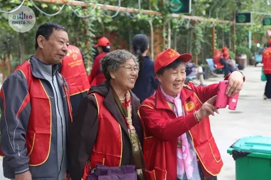 爺爺奶奶叔叔阿姨被盛運莊園的景致吸引，紛紛拍照留影