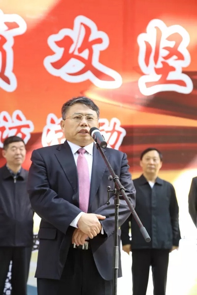 省委宣傳部副部長、省新聞出版廣電局局長朱夏炎宣布《打贏脫貧攻堅戰(zhàn)》大型采訪活動正式啟動。